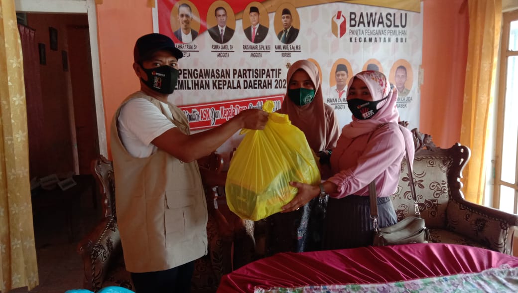 MAKSIMALKAN PENGAWASAN KAMPANYE DI MASA PANDEMI, BAWASLU HALSEL DISTRIBUSI APD