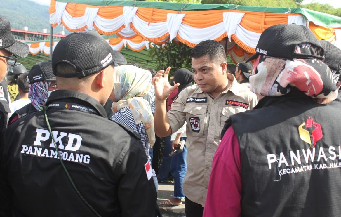 Hans William Kurama, SH., Anggota Bawaslu Halsel, Awasi Langsung Kampanye Terbuka PKS di Gelora Bahrain Kasuba.