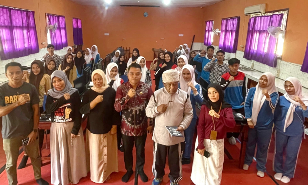 Foto bersama Bawaslu Halsel dan Pemilih Pemula