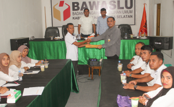 Penyerahan SK PPNPNS Bawaslu Halsel Oleh Bawaslu Malut