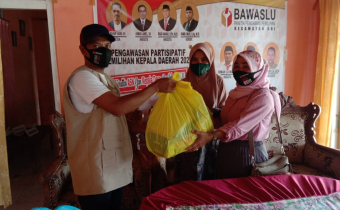 MAKSIMALKAN PENGAWASAN KAMPANYE DI MASA PANDEMI, BAWASLU HALSEL DISTRIBUSI APD