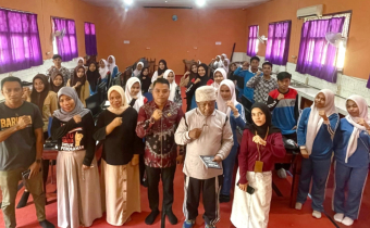 Foto bersama Bawaslu Halsel dan Pemilih Pemula